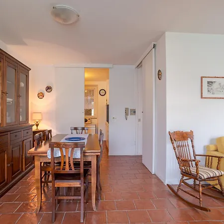With Shared Pool And Parking! View Apartment