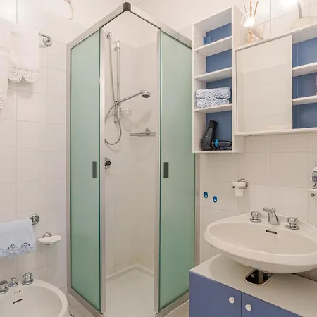 With Shared Pool And Parking! View Appartamento